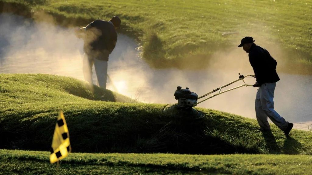 Quy Trình Bảo Dưỡng Cỏ Sân Golf: Từ Kỹ Thuật Đến Chiến Lược Vận Hành Bền Vững