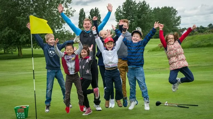 Golf không chỉ là môn thể thao mà là chiến lược đầu tư giáo dục, đòi hỏi phụ huynh đồng hành và chuẩn bị từ sớm. (Nguồn ảnh: Trang tin Du lịch Golf)