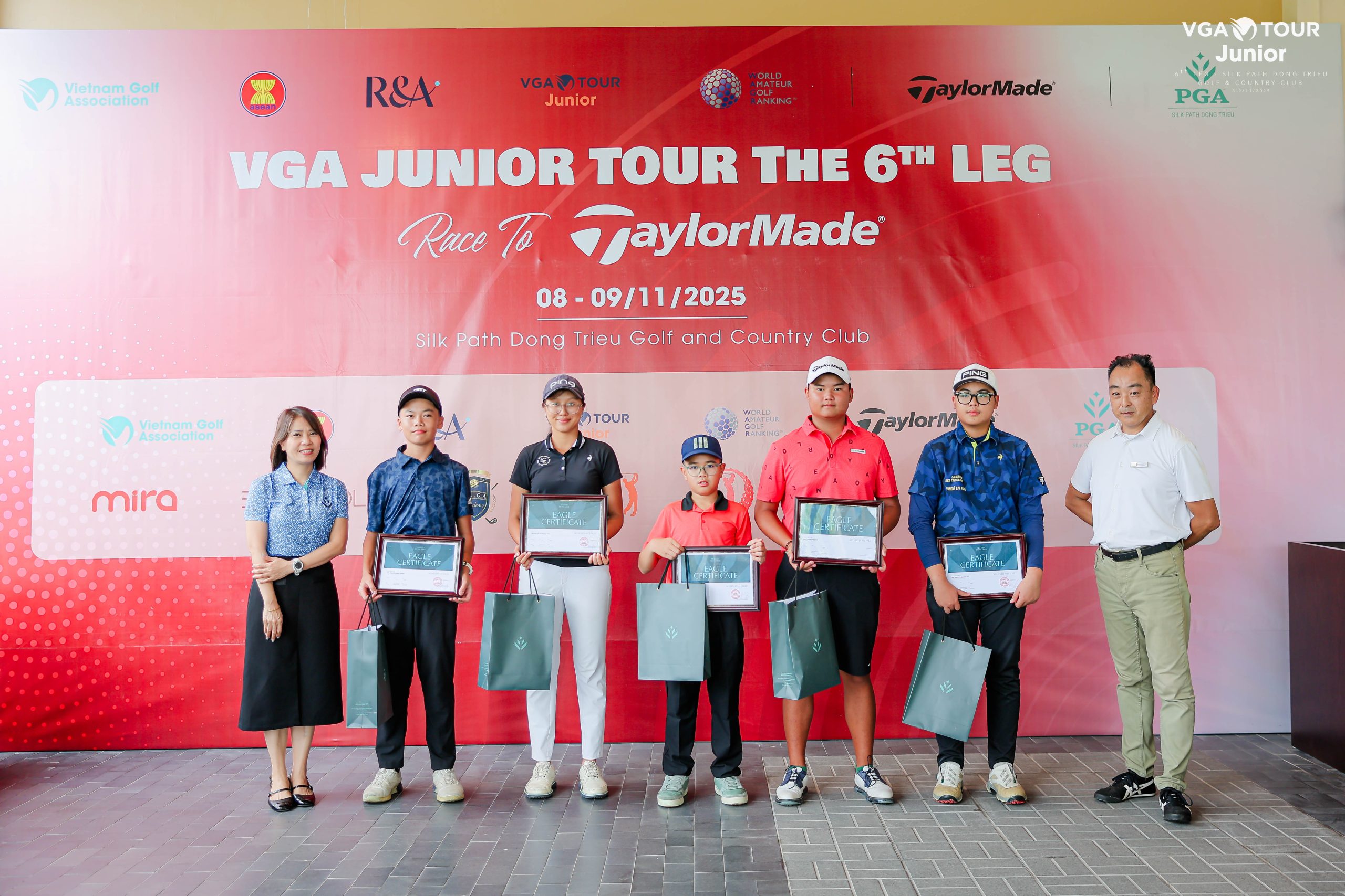 “Cơn mưa eagle” từ các tài năng trẻ mang đến dấu ấn chuyên môn đẳng cấp, xuất sắc giành ngôi đầu ở nhiều bảng đấu. Khẳng định chiều sâu và sức cạnh tranh của phong trào golf trẻ Việt Nam. (Nguồn ảnh: Trang tin Hiệp hội Golf Việt Nam)