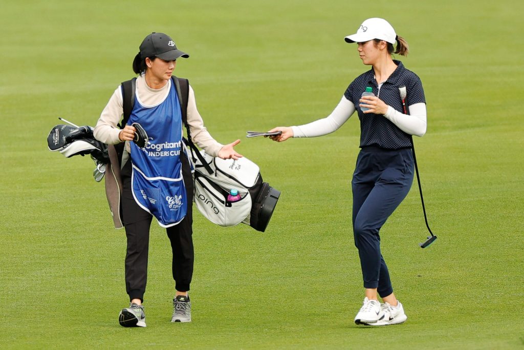 Không chỉ mang gậy, caddie còn là “bộ não chiến thuật” giúp golfer hiểu sân và tối ưu từng cú đánh. (Nguồn ảnh: Trang tin Doanh Nhân Sài Gòn)