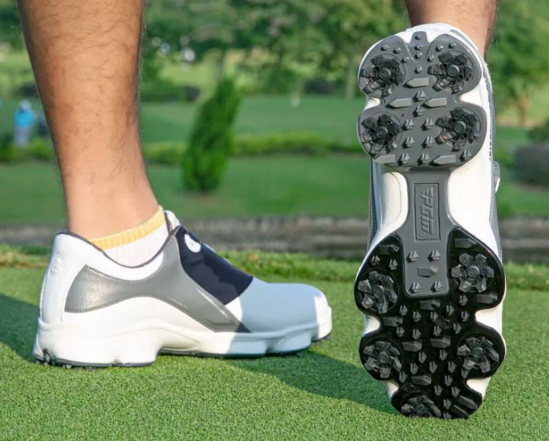 Xu hướng giày golf gắn đinh tăng mạnh khi điều kiện sân ẩm ướt hơn, giúp golfer cải thiện độ bám, giữ thăng bằng và giảm rủi ro trượt ngã. (Nguồn ảnh: Trang tin Golf Group)