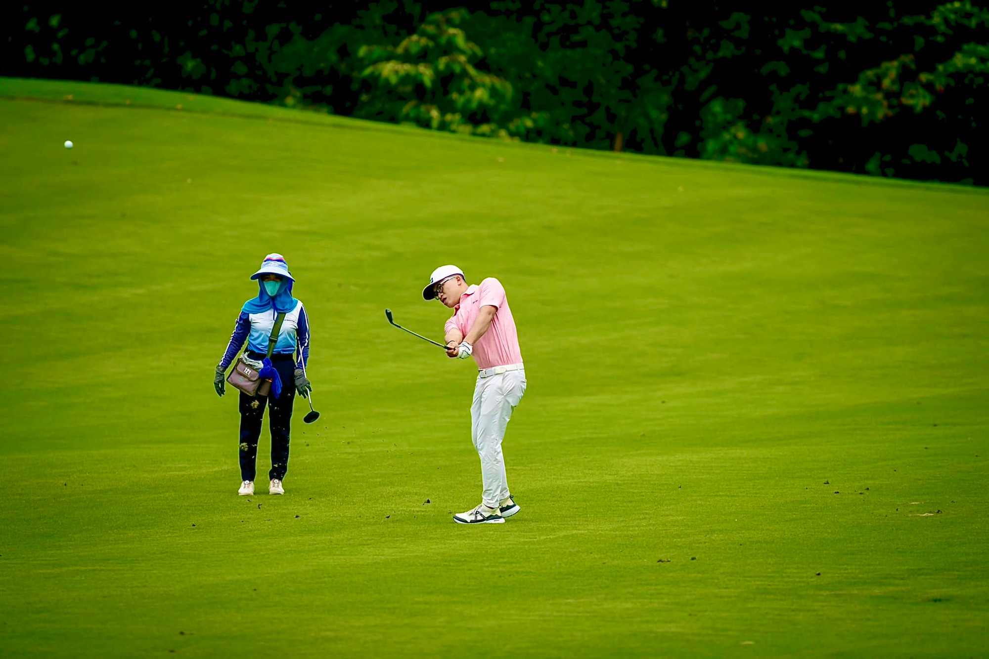 Trên sân golf, mỗi cú swing là một cách “self-care” – giải tỏa áp lực và tìm lại bình yên giữa thiên nhiên. (Nguồn ảnh: Trang báo Tiền Phong)