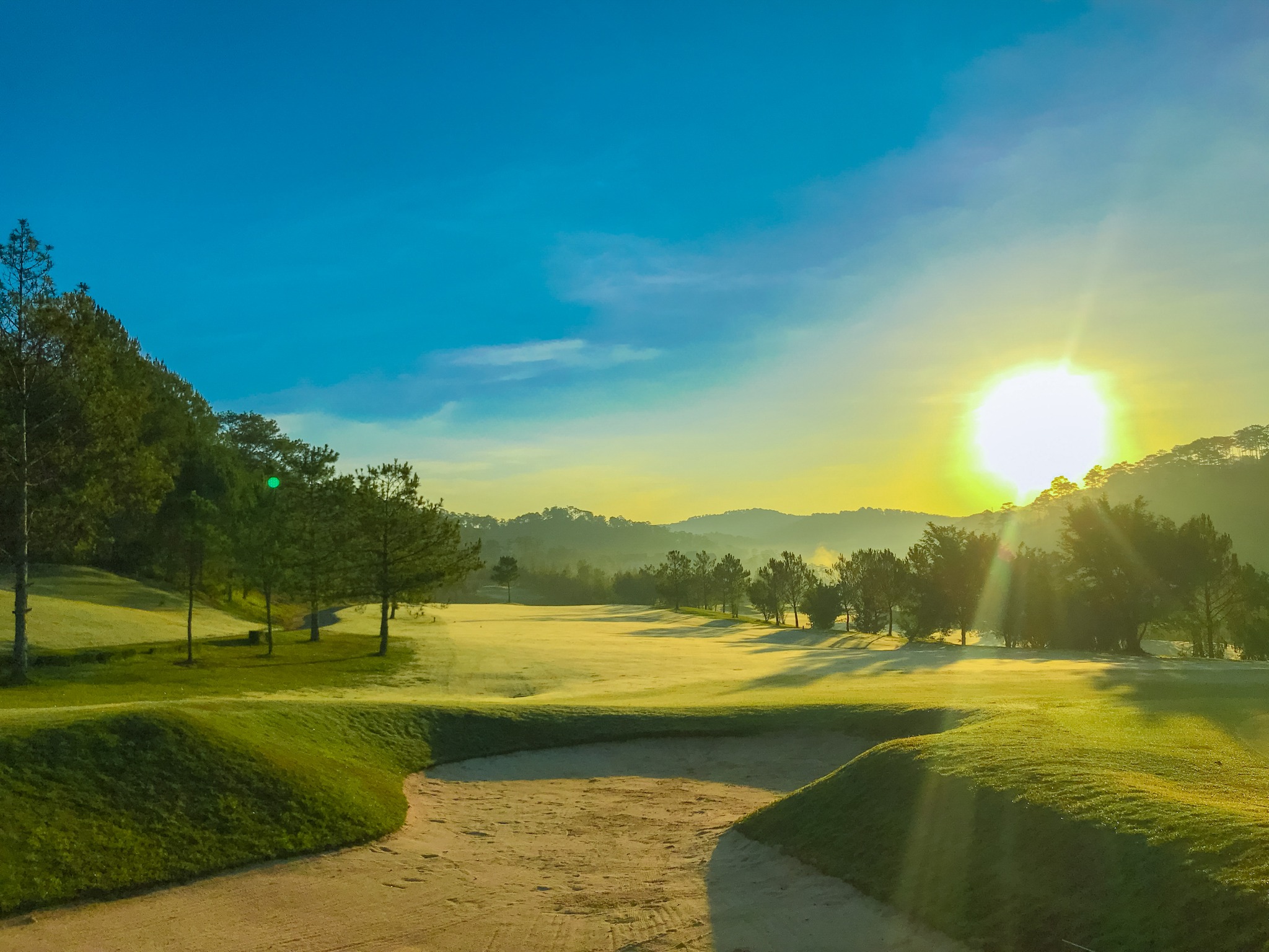 Bền vững trở thành tiêu chuẩn bắt buộc trong thiết kế sân golf, từ giống cỏ chịu hạn đến năng lượng tái tạo.  (Nguồn ảnh: Trang tin Alegolf) 