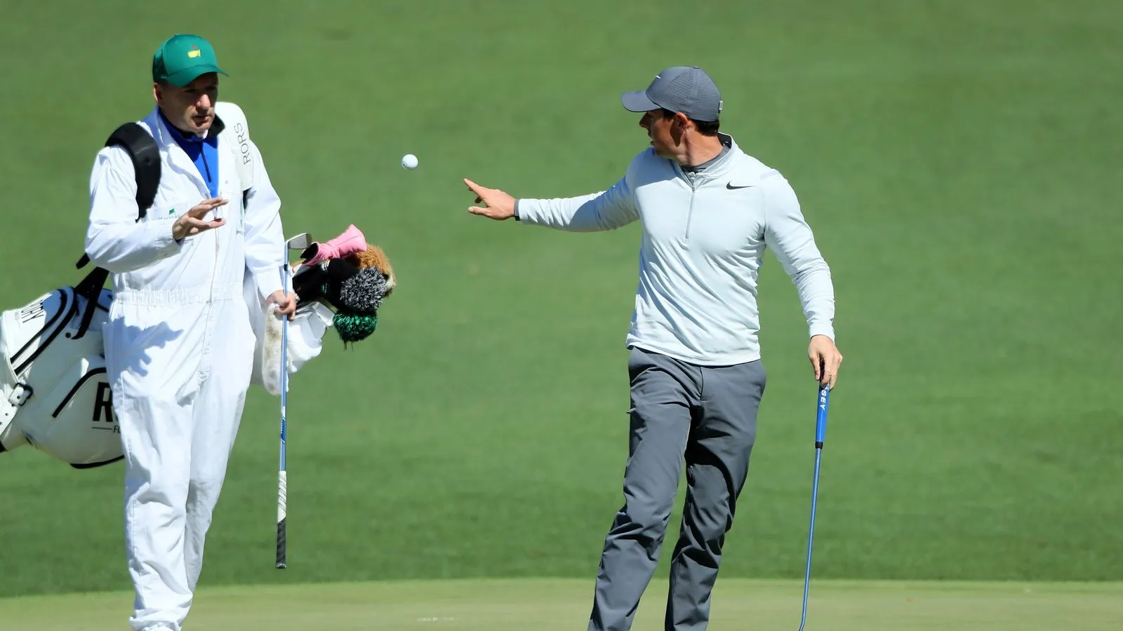 Giao tiếp tích cực và tôn trọng giúp golfer và caddie phối hợp hiệu quả, tạo nên vòng đấu trọn vẹn và đúng tinh thần golf. (Nguồn ảnh: Trang tin Sky Sports)