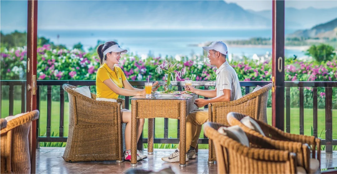 Không chỉ là nơi thi đấu, sân golf hiện hướng tới mô hình “trải nghiệm toàn diện” với nhà hàng, lounge và pro shop sáng tạo. (Nguồn ảnh: Trang tin Vinpearl Golf Nha Trang)