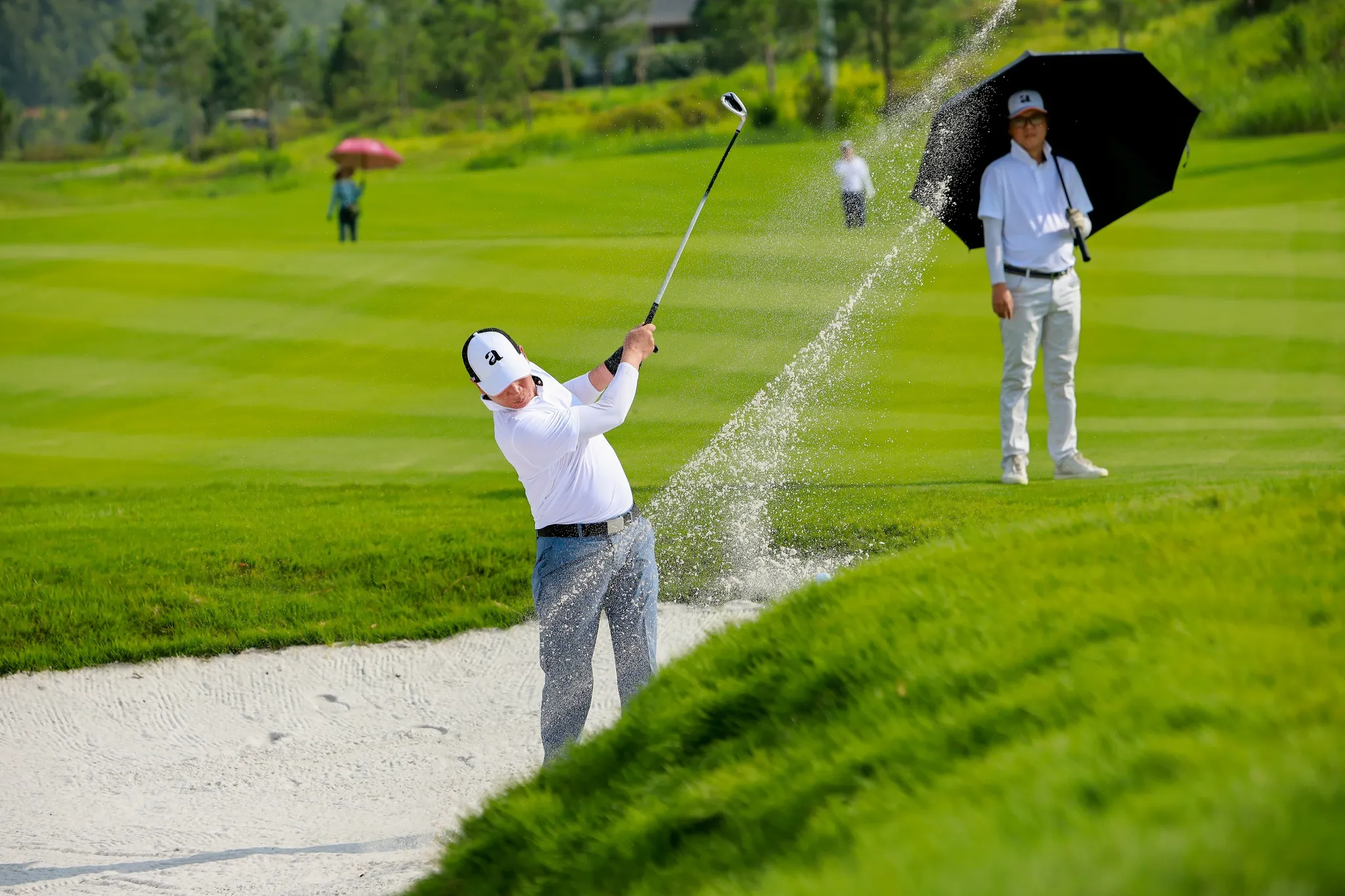 Golf không đối kháng, nhưng buộc người chơi vượt qua nỗi sợ, từ đó xây dựng sự tự tin bền vững qua từng cú đánh. (Nguồn ảnh: Trang tin Alegolf)