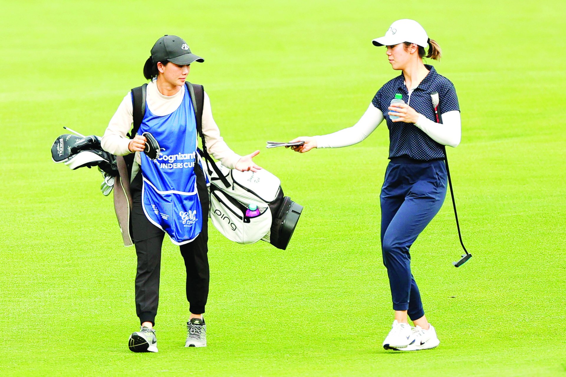Sự hiện diện của caddie mang lại nhiều hơn lời khuyên kỹ thuật; họ giúp golfer giữ tinh thần vững và cải thiện hiệu quả cả vòng chơi. (Nguồn ảnh: Trang tin Vietnam Golf Magazine)