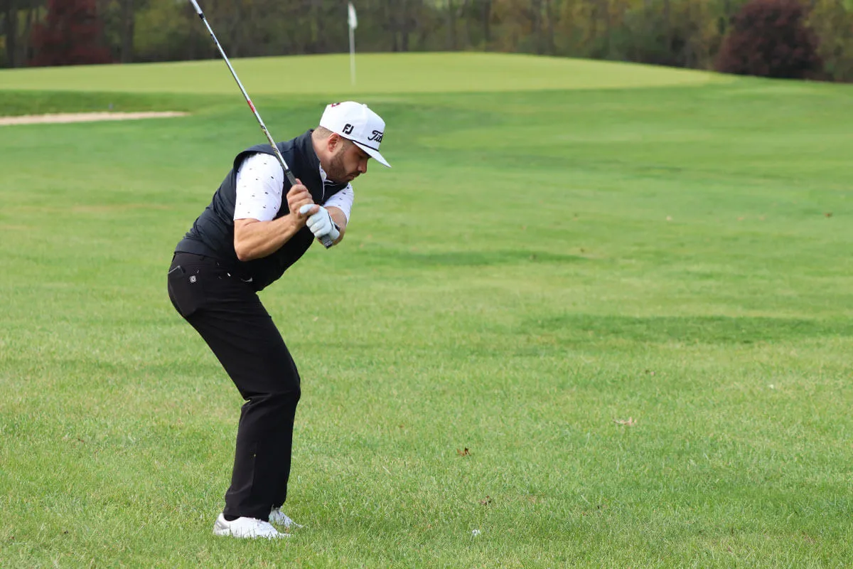 Golf không chỉ là kỹ thuật mà là chiến lược; đọc sân trước mỗi cú đánh giúp bóng đi đúng ý, không lạc vào rủi ro không cần thiết. (Nguồn ảnh: Trang tin vNewsToday)