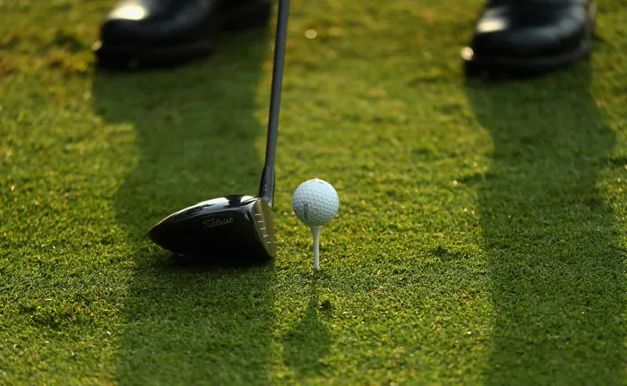 Mang sai hoặc quá nhiều dụng cụ dễ làm mỏi và chậm nhịp; chuẩn bị checklist đơn giản giúp golfer tự tin suốt vòng chơi. (Nguồn ảnh: Top Golf Biz)