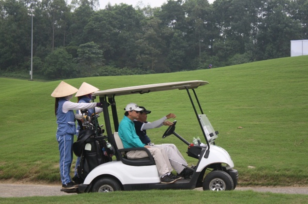 Tăng trưởng sân golf nhanh hơn nguồn nhân lực, đặt ra yêu cầu cấp thiết về đào tạo, chuẩn hóa dịch vụ và nâng chất lượng đội ngũ chuyên môn. (Nguồn ảnh: Báo Dân Trí)