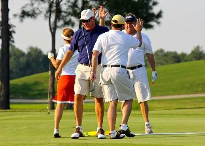 Khả năng tập trung trong golf giúp người chơi duy trì tinh thần ổn định, cả trên sân lẫn trong công việc. (Nguồn ảnh: Trang tin Sân Golf Việt Nam)