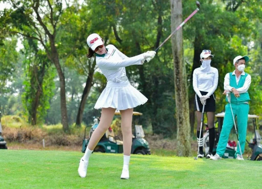 Chân dung golfer nữ hiện đại không cần gậy “cho phái yếu”, mà cần sản phẩm hiệu năng ngang nam giới, được thiết kế tinh tế và đẳng cấp. (Nguồn ảnh: Trang tin TopGolfBiz)