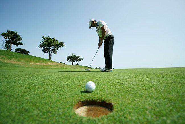 Từ khóa học đến bộ gậy và phí sân tập, golfer mới thường cần 10–30 triệu cho giai đoạn xây nền kỹ thuật. (Nguồn ảnh: Trang tin Vietnam Golf Magazine)