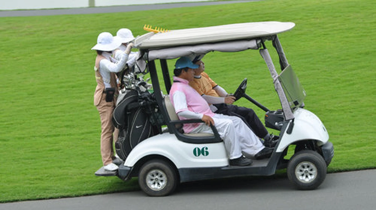 Professional Tour Caddy 2026 không chỉ vác túi, mà trở thành bộ não chiến thuật, xuất thân từ Asian Tour và các giải golf chuyên nghiệp. (Nguồn ảnh: Báo Tuổi Trẻ)