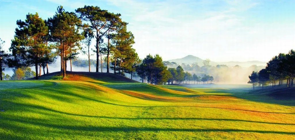 Không khí loãng tại các sân golf vùng cao giúp bóng bay xa hơn, mang lại lợi thế khoảng cách rõ rệt, đặc biệt với các cú đánh bằng gậy dài. (Nguồn ảnh: Trang tin Golf Đà Lạt)