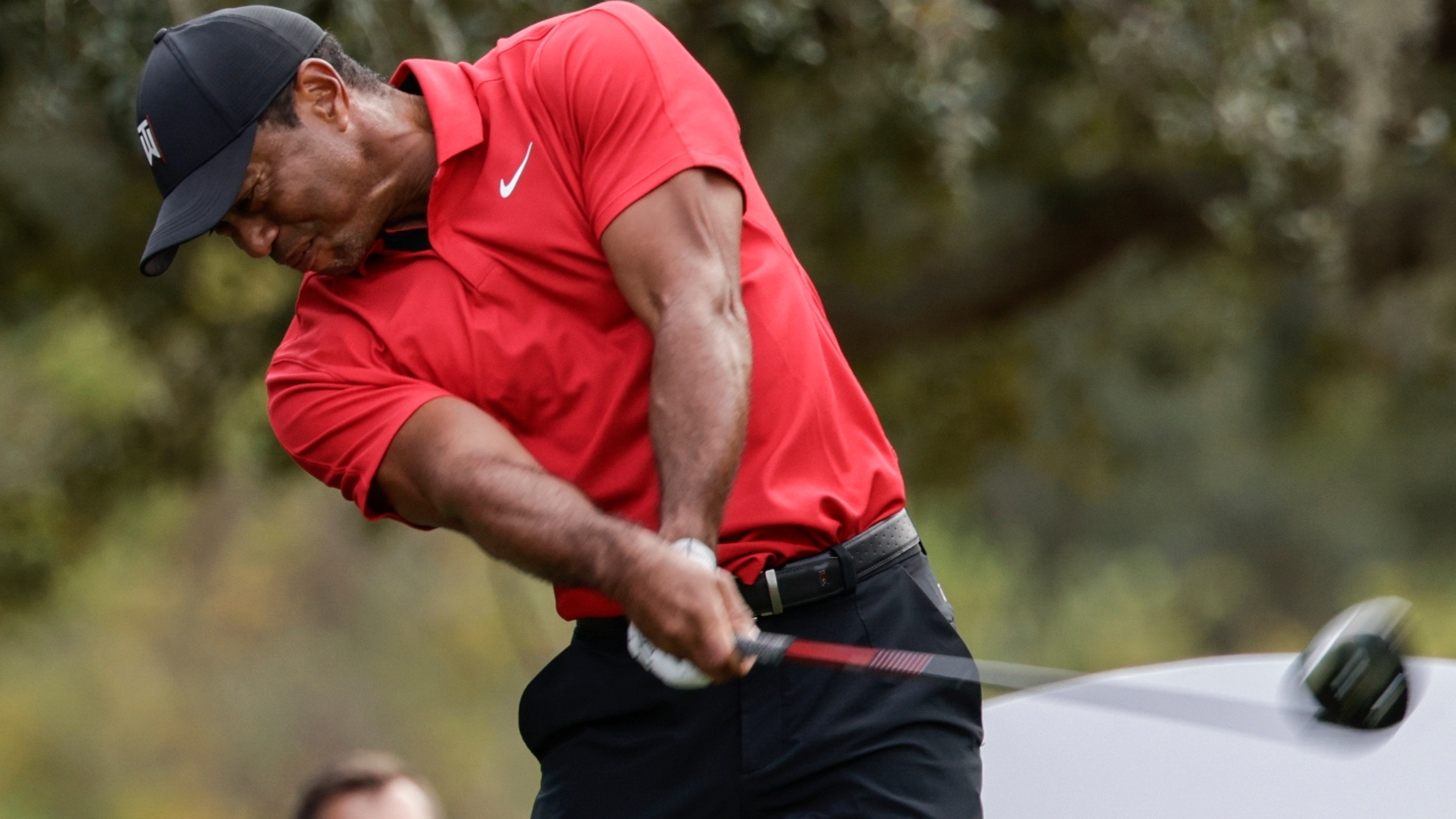 Với Tiger Woods, đôi bàn tay là nơi cú đánh được “lắng nghe”, giúp mặt gậy phản hồi tinh tế hơn so với những chuyển động cơ học thuần túy. (Nguồn ảnh: Trang tin KOLO)