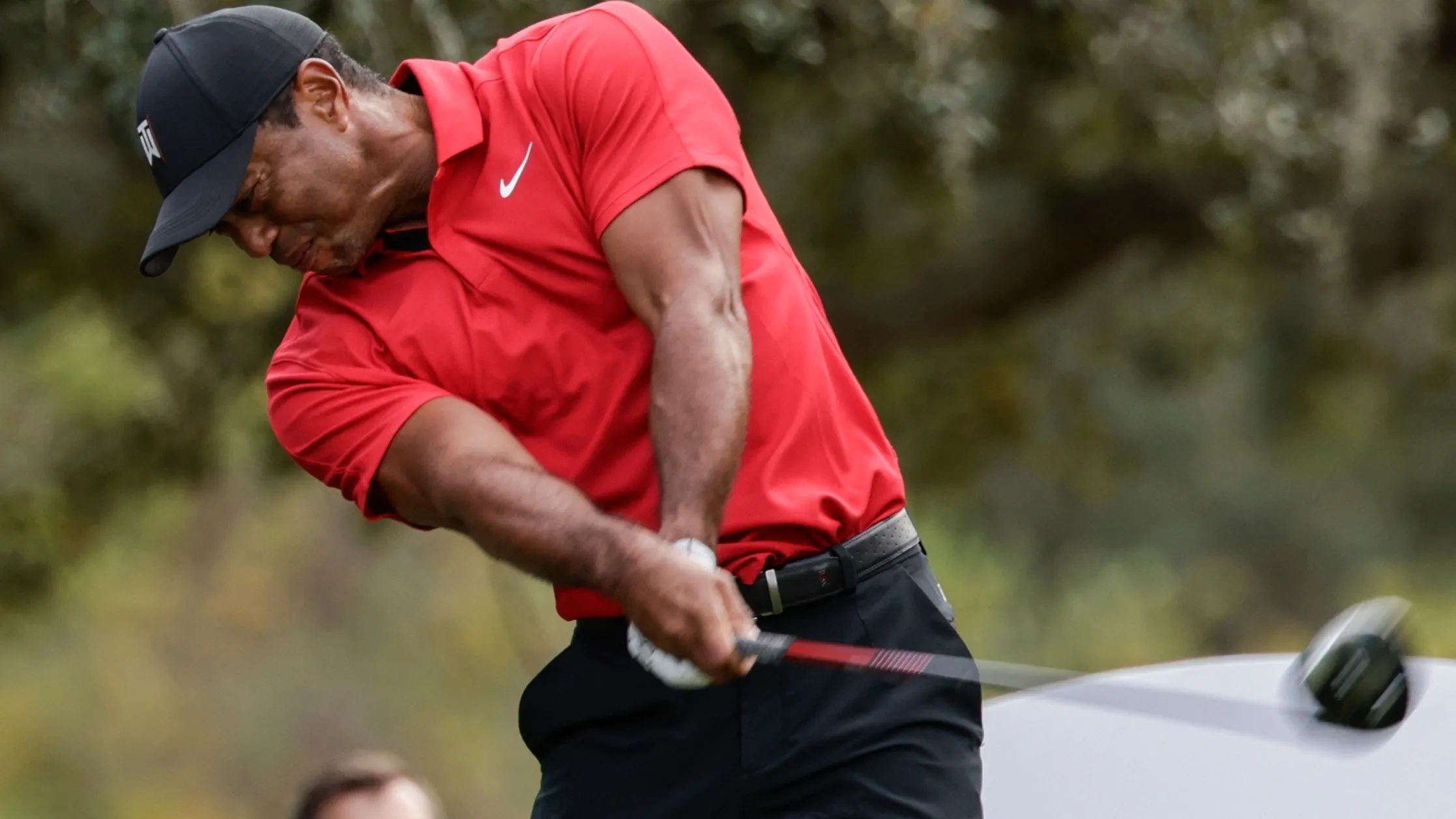 Với Tiger Woods, đôi bàn tay là nơi cú đánh được “lắng nghe”, giúp mặt gậy phản hồi tinh tế hơn so với những chuyển động cơ học thuần túy. (Nguồn ảnh: Trang tin KOLO)