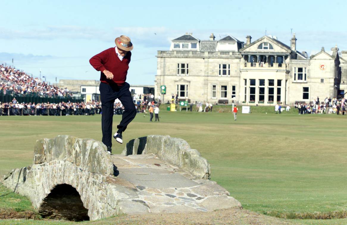 The Swilcan Burn: Cây cầu biểu tượng ở St Andrews chish là ví dụ thực tế nhất cho Chiến thuật "Signature Check-in Point" (Nguồn ảnh: Trang tin The Golfers)