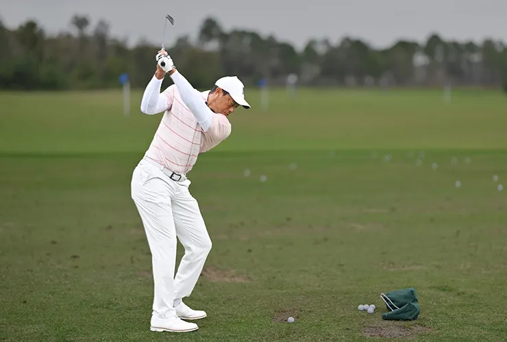 Triết lý đánh driver của Tiger Woods nhấn mạnh hai yếu tố cốt lõi: giữ cân bằng cơ thể và tiếp xúc trúng tâm mặt gậy. (Nguồn ảnh: Trang tin Golf Digest Middle East)