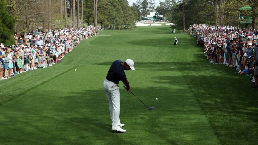 Hai chiếc tee tạo thành “cánh cổng” buộc mặt gậy đi đúng hướng, giúp Tiger Woods giữ sự ổn định trong từng cú gạt dưới áp lực.(Nguồn ảnh: Trang tin KSL Sport)