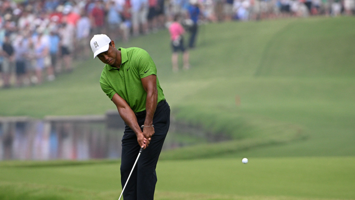 Hai cú đánh đối lập, một quỹ đạo thấp và một bay cao, phản ánh khả năng kiểm soát kỹ thuật toàn diện của Tiger Woods trên tee box. (Nguồn ảnh: Trang tin Athlon Sports)