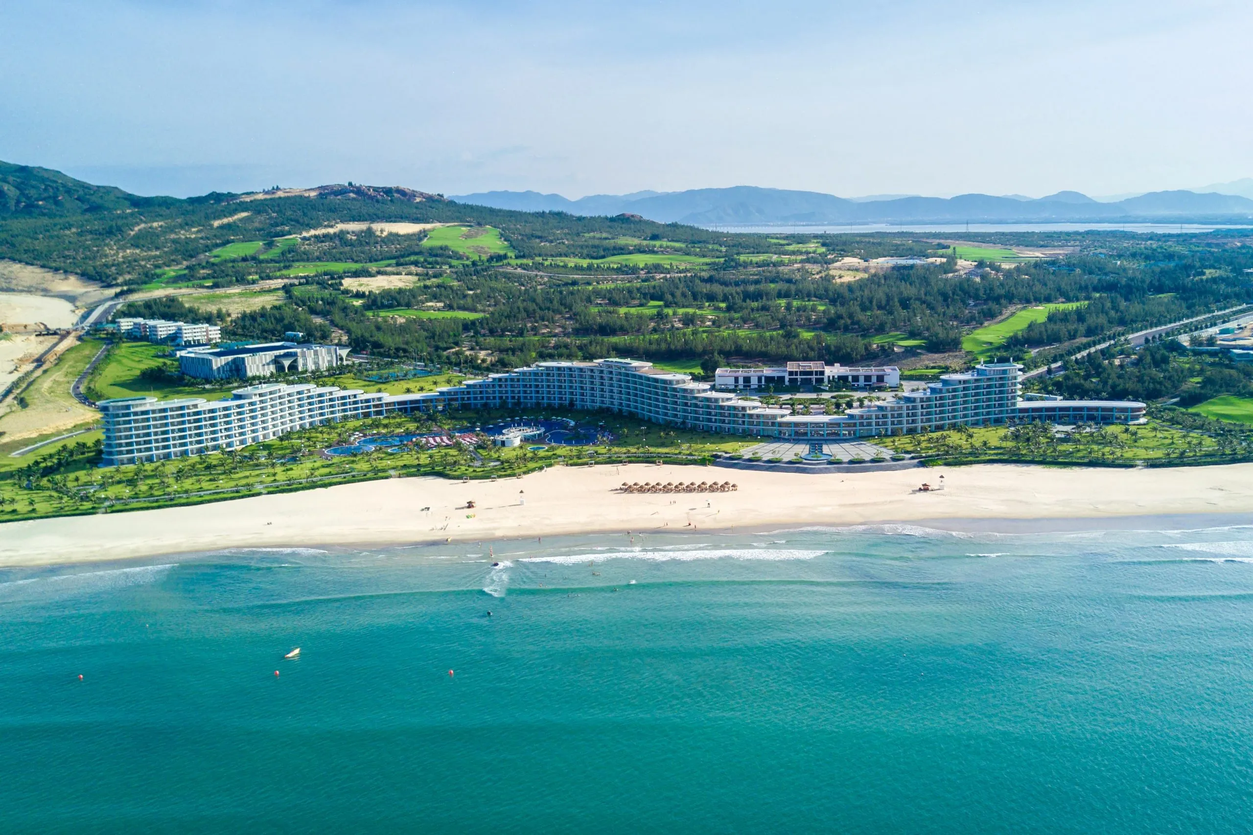 Định Vị Thương Hiệu Điểm Đến Golf 2026: Khi “Cỏ Đẹp” Là Chưa Đủ, Hãy Bán “Cảm Xúc”