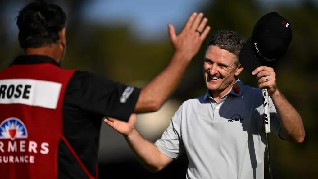 Justin Rose thiết lập kỷ lục -23 gậy tại Farmers Insurance Open, vượt qua dấu mốc 27 năm của Tiger Woods và khép lại chiến thắng lịch sử. (Nguồn ảnh: Trang tin Golf In Vietnam)