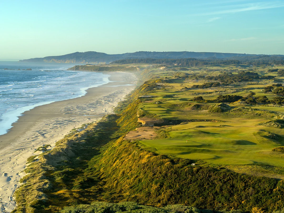 Pacific Dunes – sân links huyền thoại bên bờ Thái Bình Dương, nơi gió mạnh và địa hình gồ ghề thử thách mọi golfer. (Nguồn ảnh: Trang tin Evan Schiller)