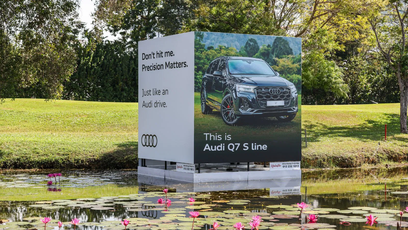 Audi gây chú ý với ý tưởng marketing sáng tạo khi đặt mục tiêu nổi có QR code giữa water hazard thay cho banner quảng cáo truyền thống. (Nguồn ảnh: Trang tin Marketing-Interactive)
