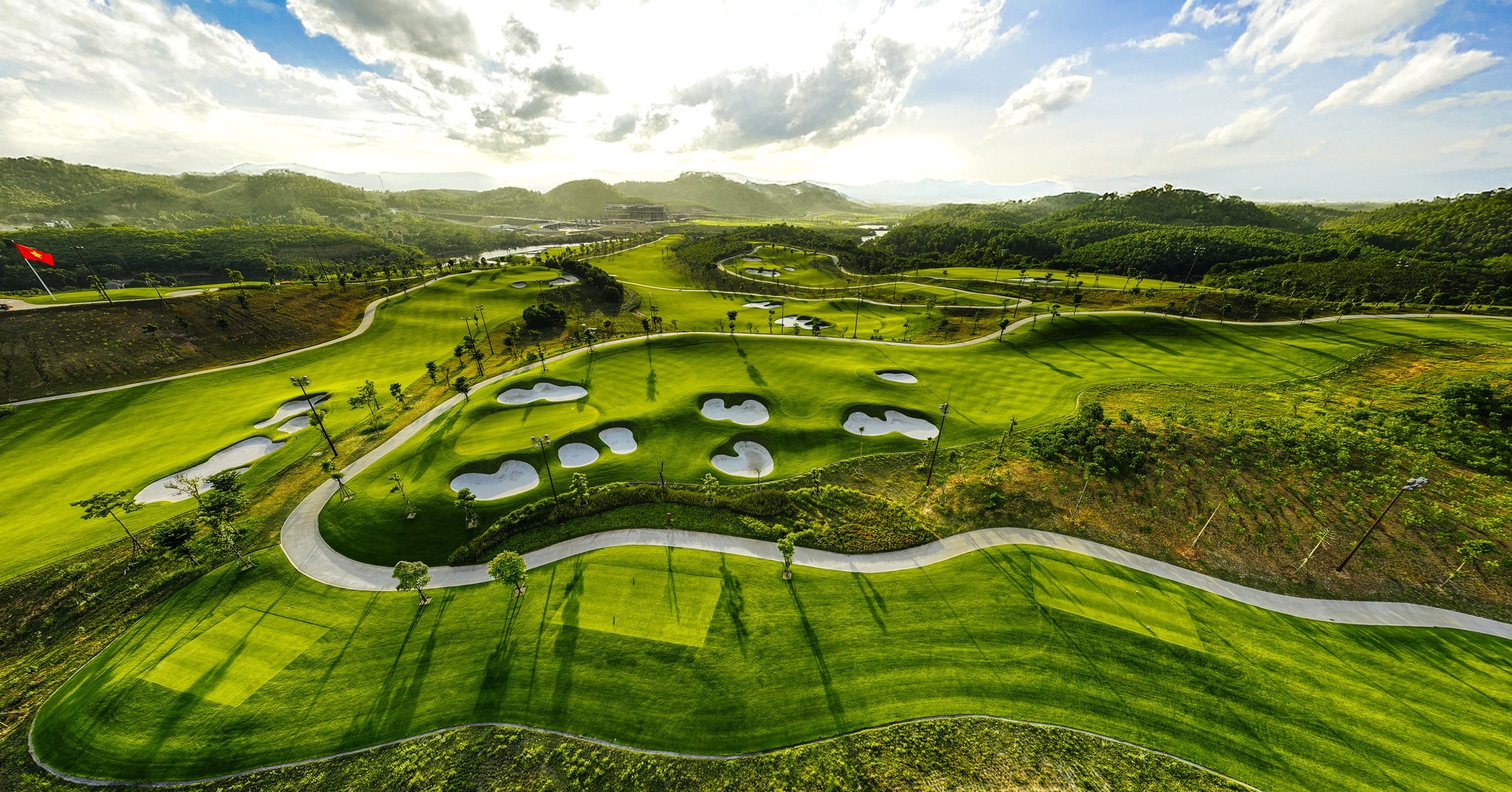 Slope 134 của Văn Lang Empire T&T Golf Club đến từ địa hình đồi núi trung du, nơi gió thung lũng và green dốc thử thách golfer. (Nguồn ảnh: Trang tin Văn Lang Empire T&T Golf Club)