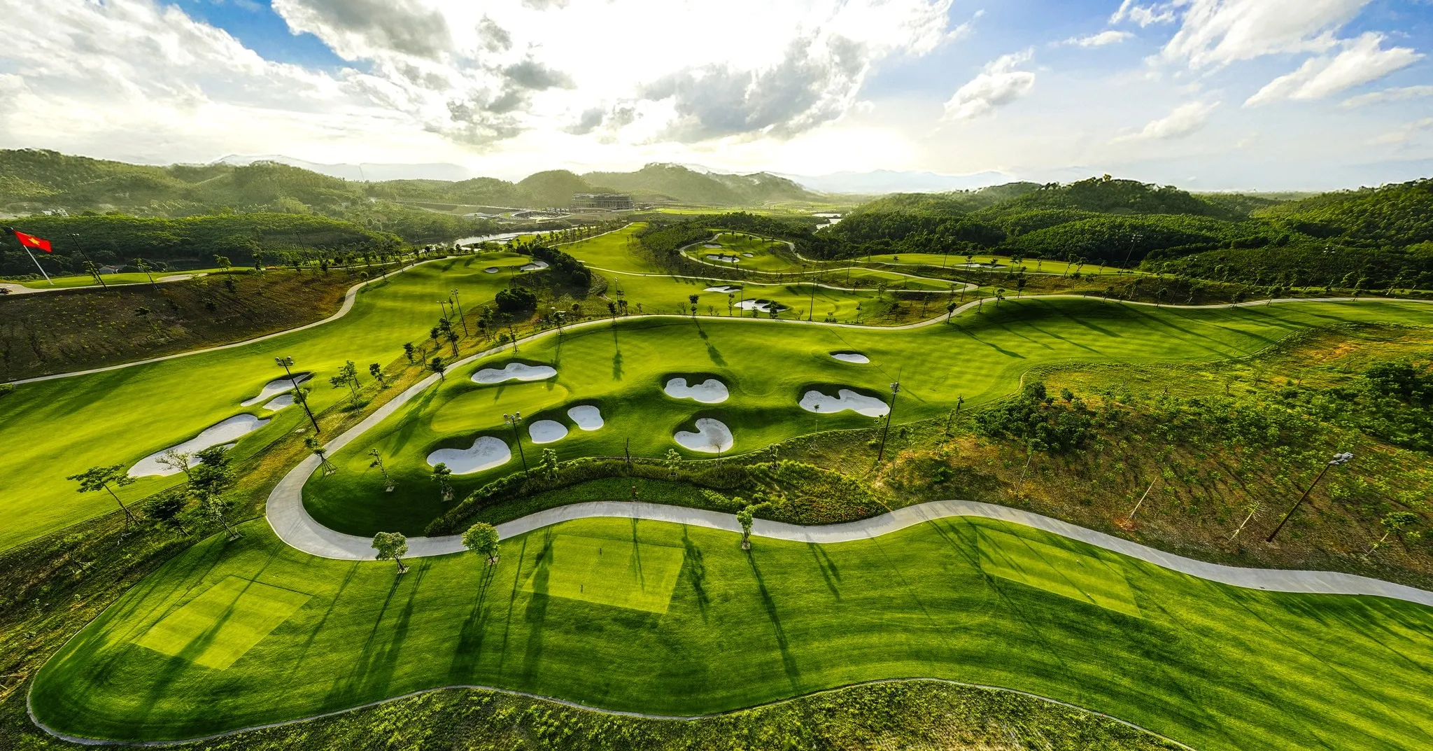 Slope 134 của Văn Lang Empire T&T Golf Club đến từ địa hình đồi núi trung du, nơi gió thung lũng và green dốc thử thách golfer. (Nguồn ảnh: Trang tin Văn Lang Empire T&T Golf Club)