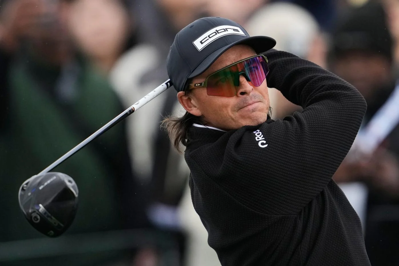 Giữa áp lực Tour, Rickie Fowler được đánh giá cao bởi cách ứng xử chuẩn mực, bảo vệ caddie và chủ động nhận trách nhiệm luật thi đấu. (Nguồn ảnh: Trang tin PGA Tour)