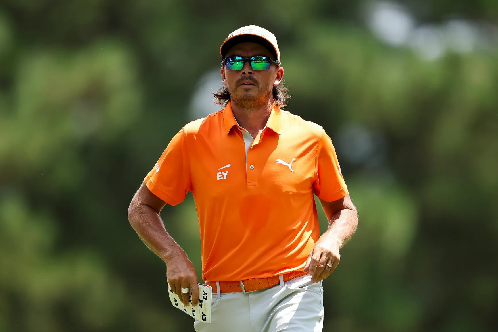 Giữa rừng khán giả, màu cam Sunday Orange của Rickie Fowler tạo định vị thị giác mạnh không kém bất kỳ danh hiệu nào. (Nguồn ảnh: Trang tin PGA Tour)