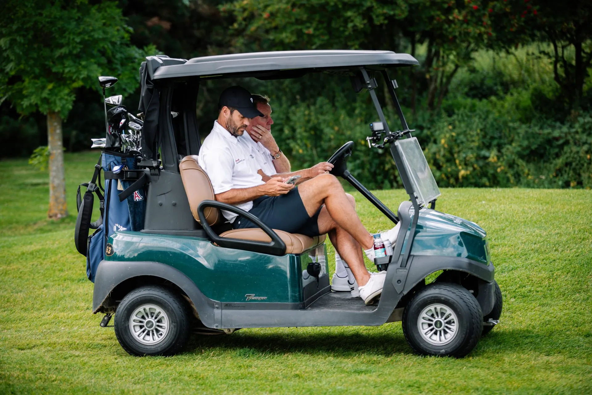 Chiến dịch gamification của Audi cho phép golfer quét QR code trên mục tiêu nổi để khám phá xe điện và đặt lịch lái thử. (Nguồn ảnh: Trang tin Vietnam Golf Magazine)