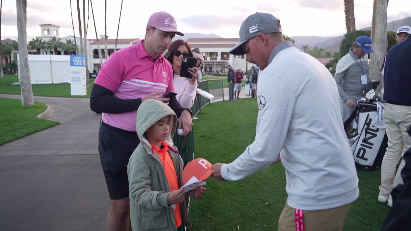 Bên cạnh thi đấu, Rickie Fowler cho thấy hoạt động thiện nguyện và đóng góp địa phương giúp golfer xây dựng profile nhân cách bền vững. (Nguồn ảnh: PGA Tour)