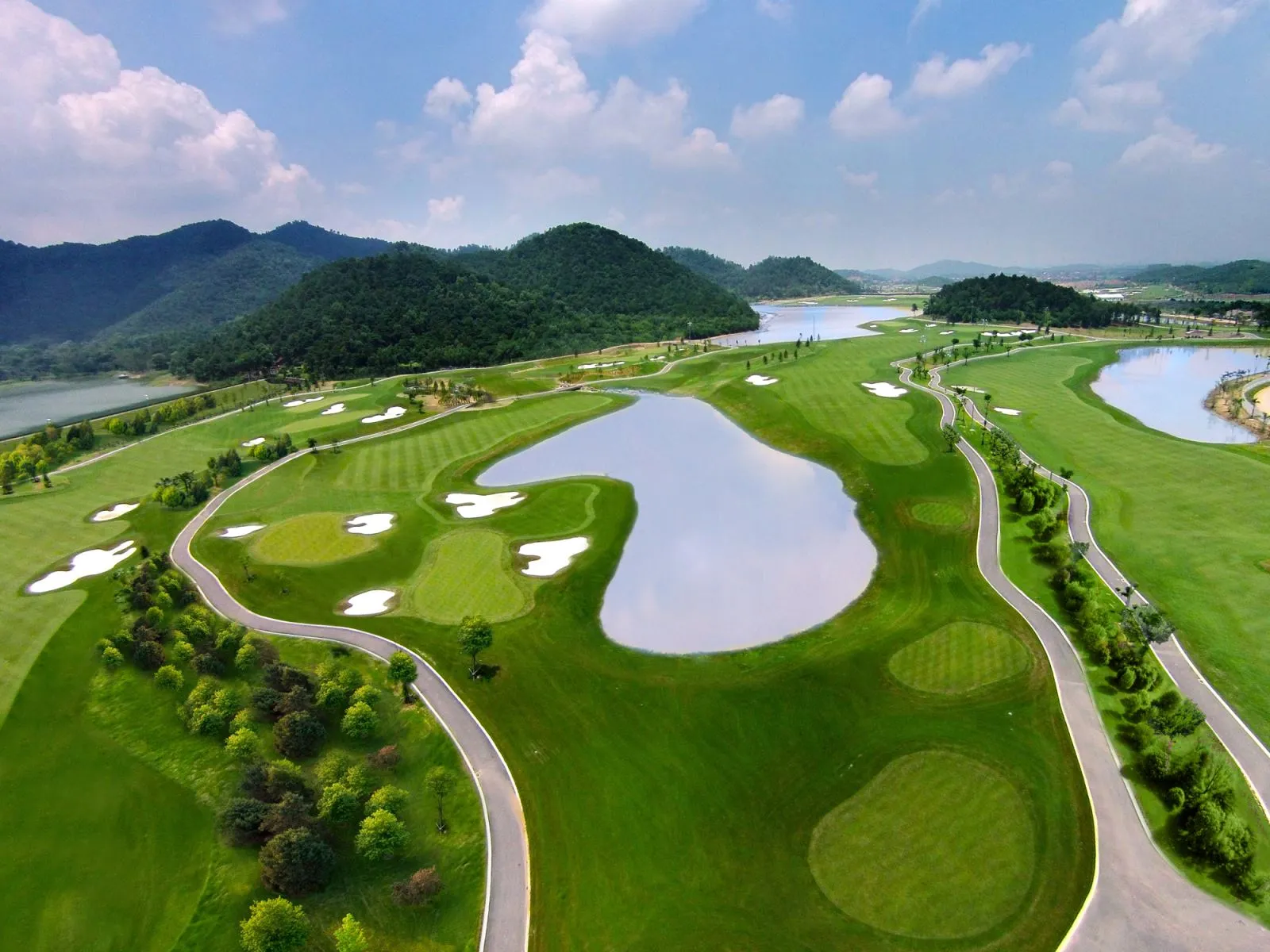 Zoysia là “nền cứng” của sân miền Bắc, nơi từng cú đánh đòi hỏi kiểm soát tốt hơn để thích nghi với bề mặt chắc. (Nguồn ảnh: Trang tin Baotintuc.vn)