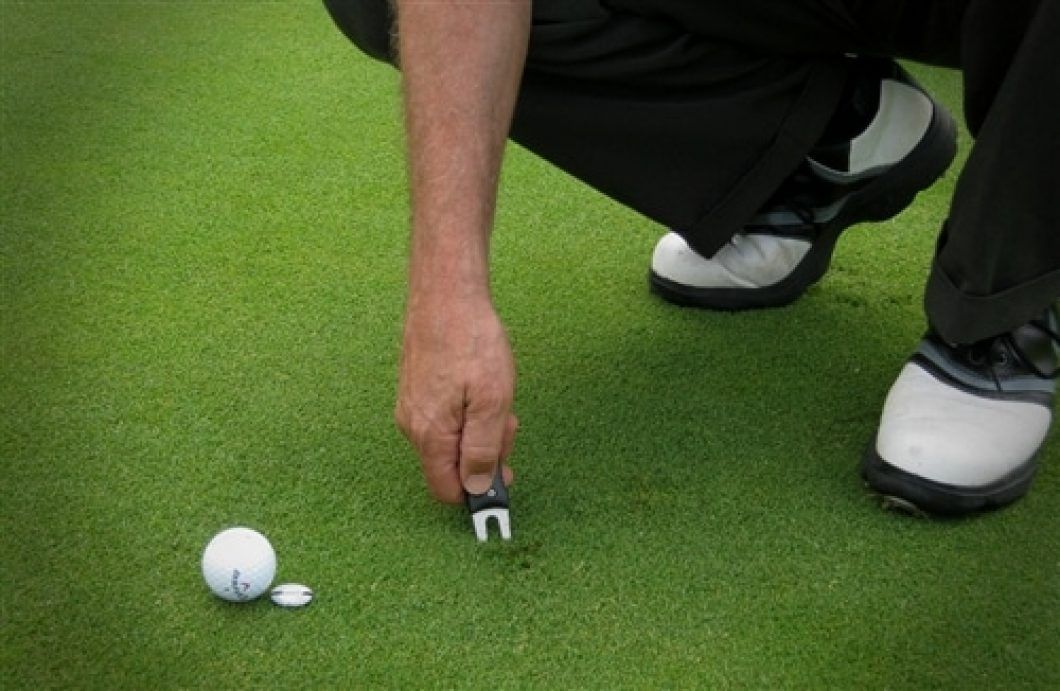 Repair divot đúng cách là trách nhiệm cơ bản nhưng cũng là dấu hiệu rõ nhất của một caddie chuyên nghiệp. (Nguồn ảnh: Trang tin Bjaavann Golfklubb)