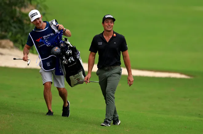Caddie không chỉ đo khoảng cách — họ đồng hành bằng câu chuyện, nhưng vẫn giữ ranh giới để không ảnh hưởng cú đánh. (Nguồn ảnh: Trang tin Golfweek - USA Today)