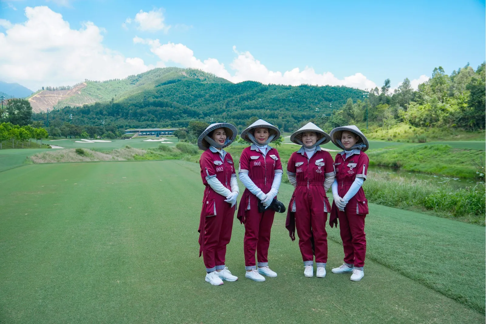 Caddie nữ phổ biến tại Việt Nam, khác biệt so với quốc tế, được khách quốc tế đánh giá cao và mở ra cơ hội nghề nghiệp lớn. (Nguồn ảnh: Trang tin Vietnam Golf Magazine)