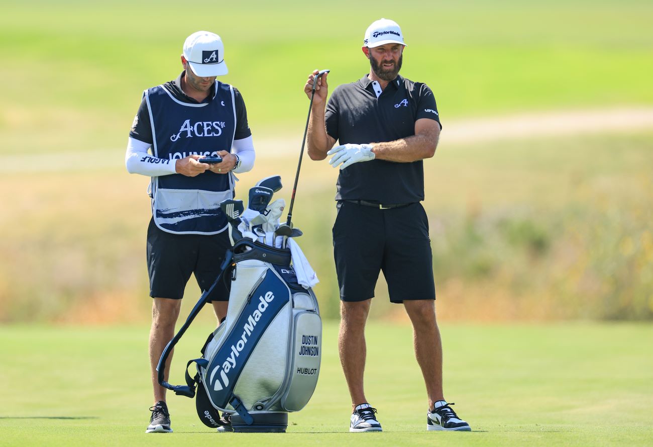 Caddie chuyên nghiệp hiểu rằng rời mắt khỏi điện thoại cũng là cách giữ trọn sự hiện diện trên từng cú đánh của golfer. (Nguồn ảnh: Trang tin Bunkered)