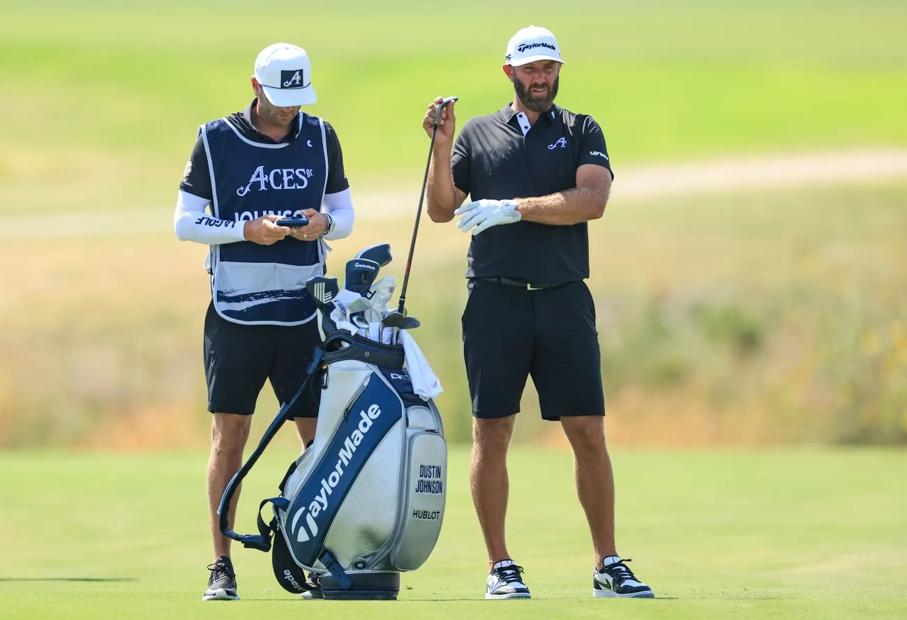 Caddie chuyên nghiệp hiểu rằng rời mắt khỏi điện thoại cũng là cách giữ trọn sự hiện diện trên từng cú đánh của golfer. (Nguồn ảnh: Trang tin Bunkered)