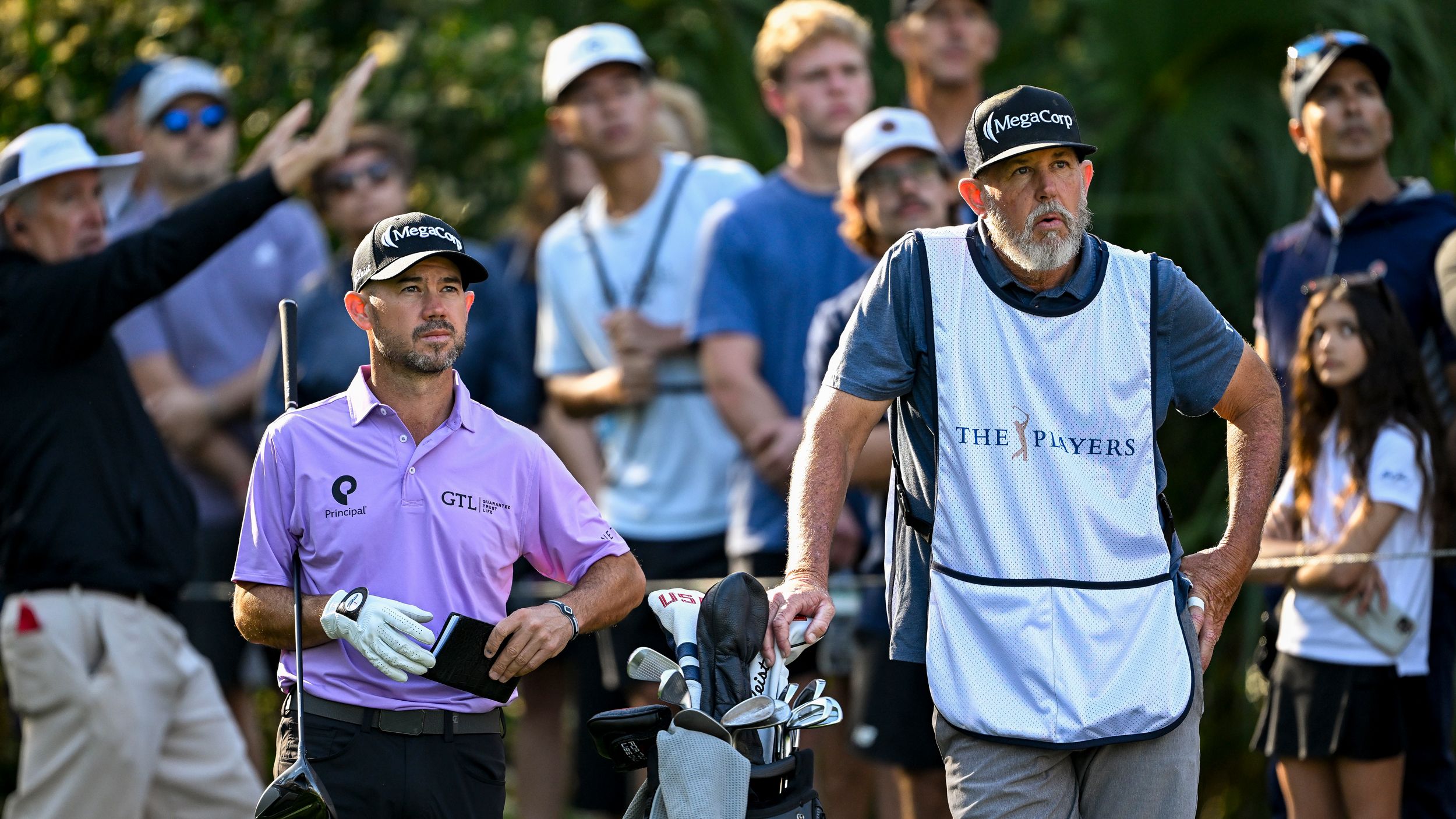 Vị trí đứng không chỉ là khoảng cách — mà là sự tôn trọng tuyệt đối với nhịp đánh và không gian tập trung của golfer. (Nguồn ảnh: Trang tin Golf Monthly)