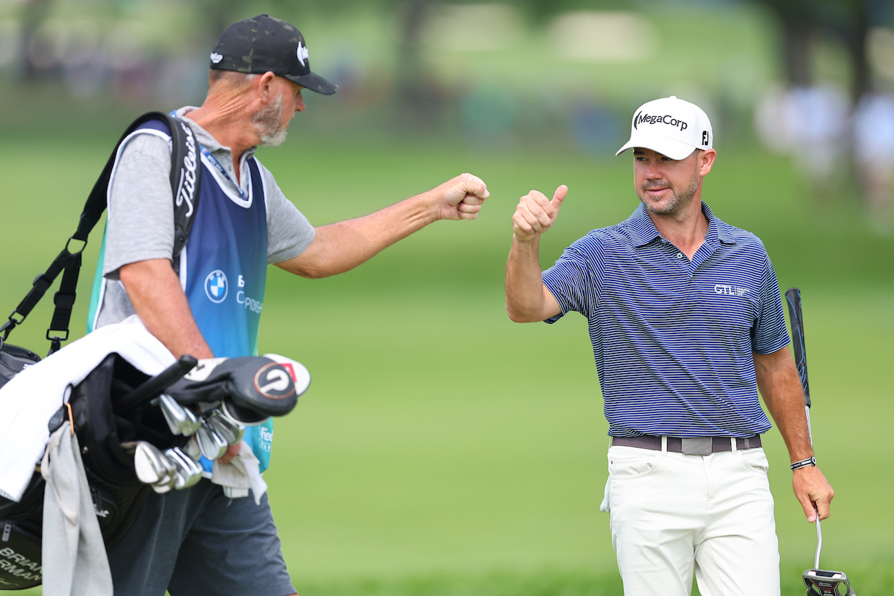 Nội dung giao tiếp: Im lặng khi cần, giao tiếp đúng mực — kỹ năng ngôn ngữ là nền tảng thể hiện đẳng cấp và sự chuyên nghiệp của caddie trên sân golf. (Nguồn ảnh: Trang tin Bunkered)