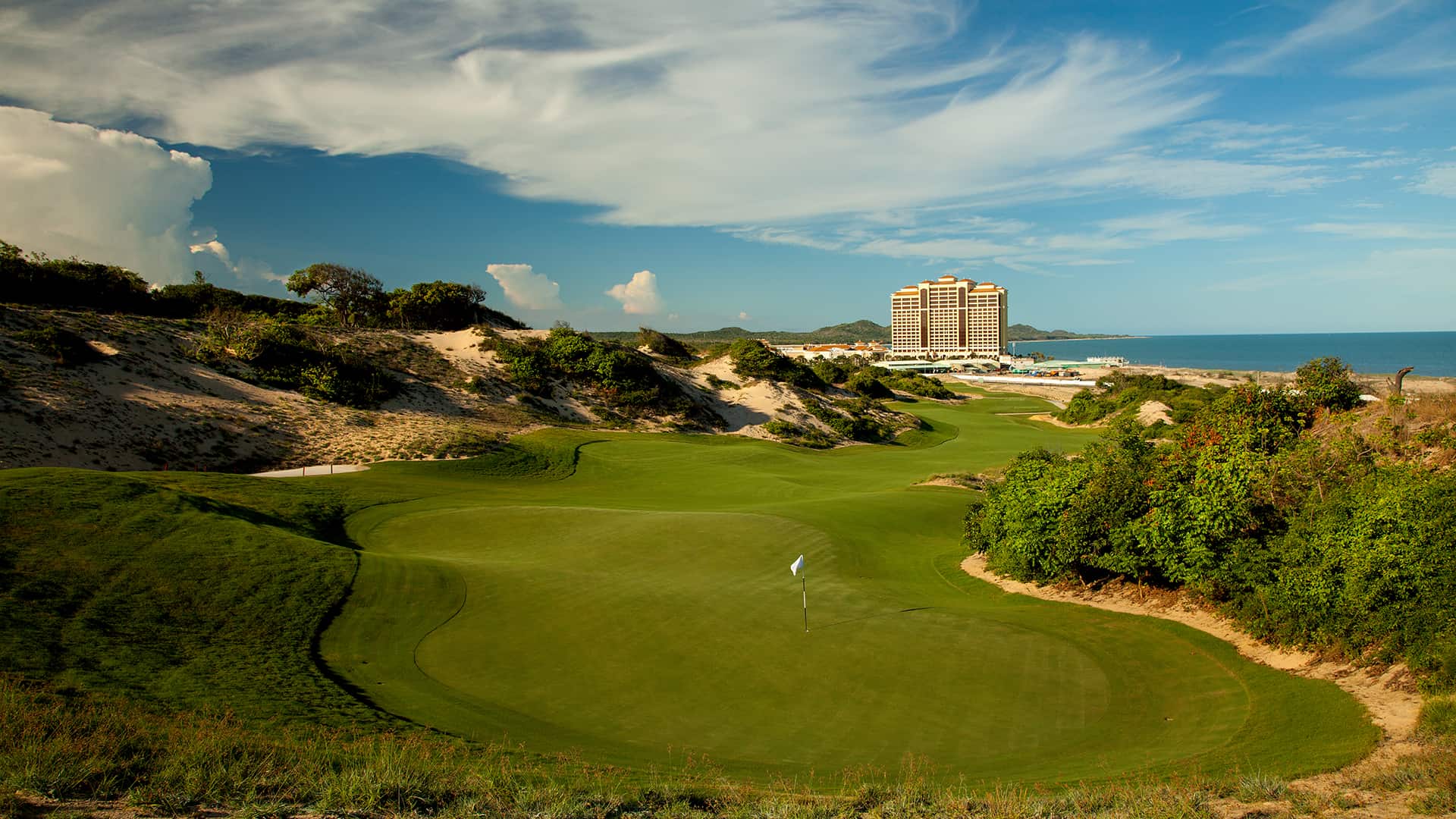 Golf Việt Nam: Khi Sân Cỏ Trở Thành Bản Đồ Tiền