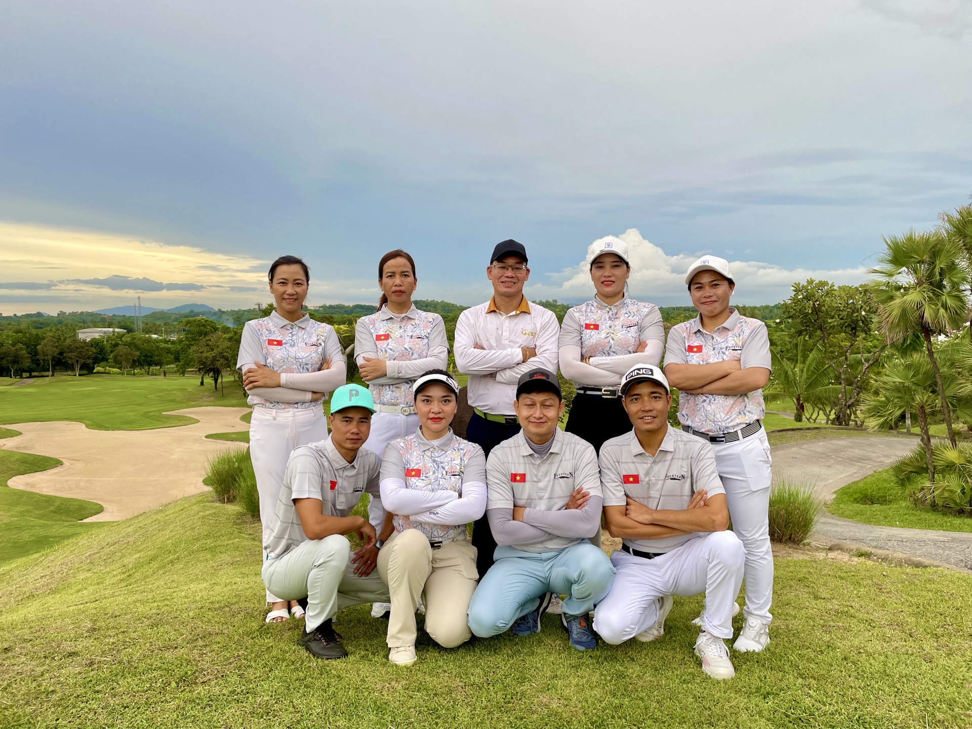 Từ doanh nhân Việt đến khách quốc tế, mỗi nhóm golfer mang chuẩn etiquette riêng — caddie giỏi là người thích nghi linh hoạt. (Nguồn ảnh: Trang tin Vietnam Golf Magazine)