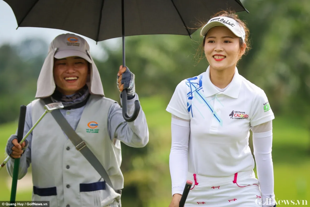Nghề caddie nữ đòi hỏi thể lực, kỹ năng ứng xử, kế hoạch dài hạn và duy trì hình ảnh trong môi trường cạnh tranh cao. (Nguồn ảnh: Trang tin Vietnam Golf Magazine)