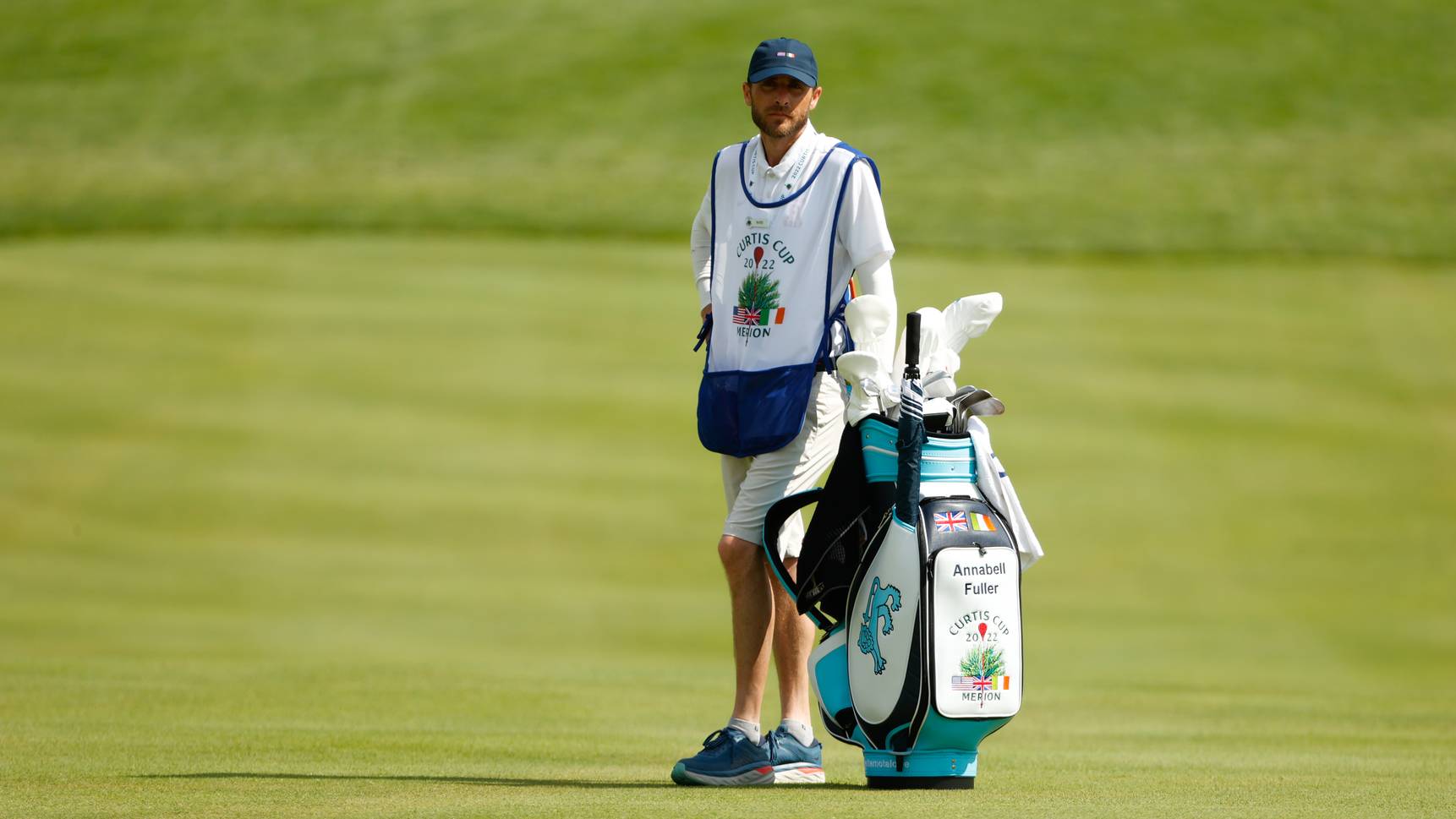 Một caddie bước ra sân gọn gàng, chỉnh chu — đó là khoảnh khắc trải nghiệm golf chuyên nghiệp bắt đầu, trước cả cú swing đầu tiên. (Nguồn ảnh: Trang tin USGA)