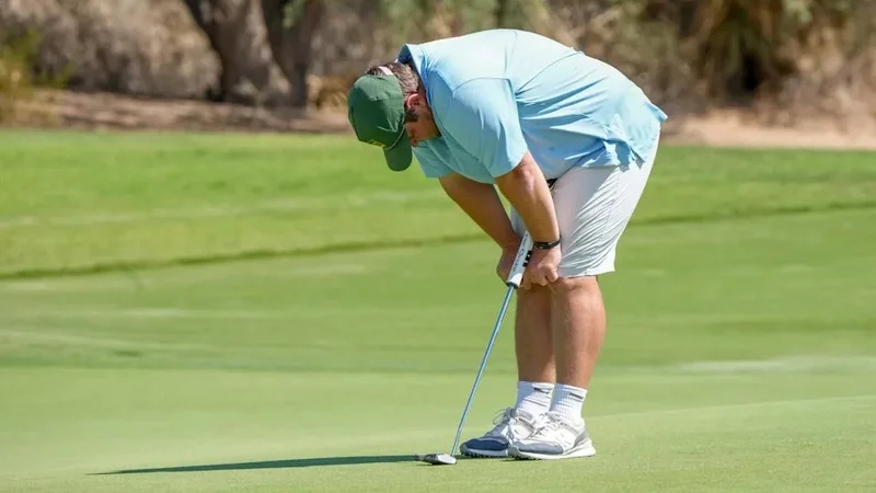 Giữa áp lực và tranh cãi, caddie chuyên nghiệp giữ vững nguyên tắc: không đối đầu, không phán đoán, chỉ hành xử đúng mực. (Nguồn ảnh: Trang tin Golf Việt)