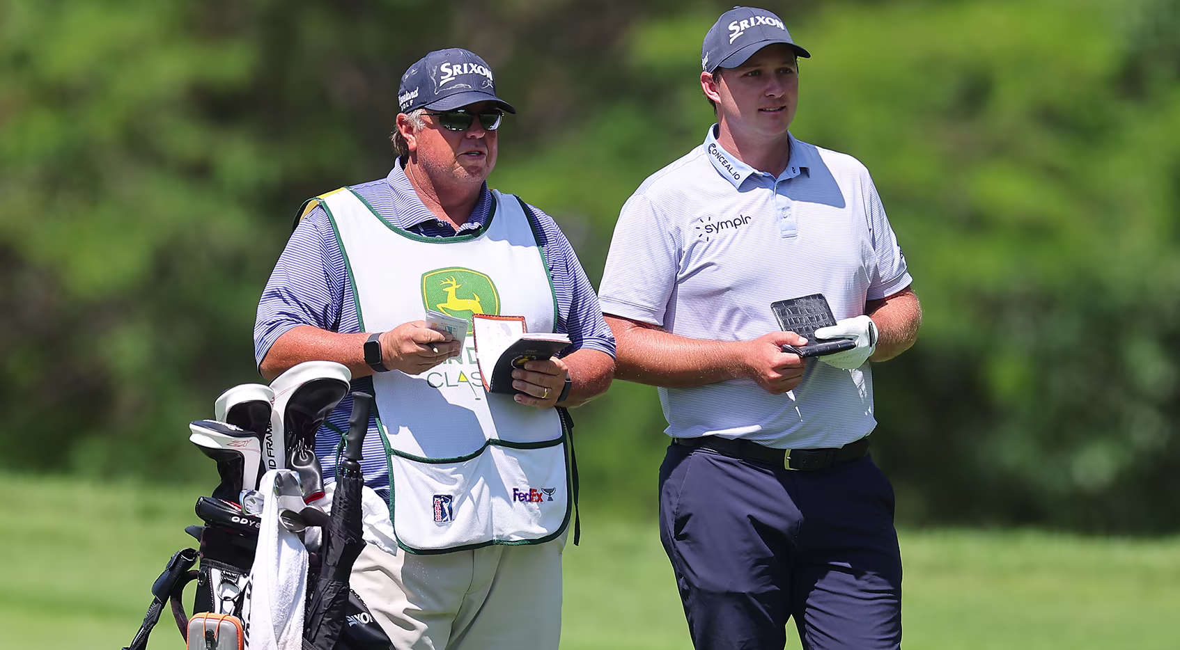 Caddie đẳng cấp xây dựng “bản đồ khoảng cách” riêng cho từng golfer — nền tảng cho mọi quyết định chiến thuật trên sân. (Nguồn ảnh: Trang tin PGA Tour)