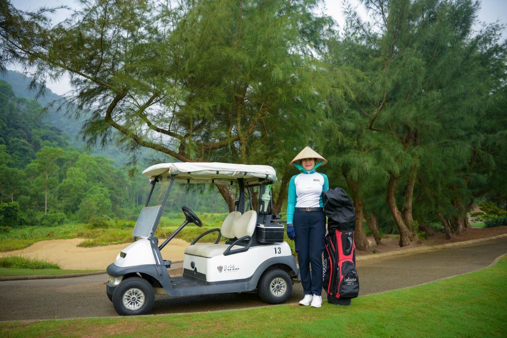 Caddie kiếm nhiều hay ít phụ thuộc sân làm việc, trình độ ngoại ngữ và kỹ năng giao tiếp, đặc biệt là khả năng hiểu và phục vụ đúng nhu cầu khách. (Nguồn ảnh: Trang tin Golf Group)